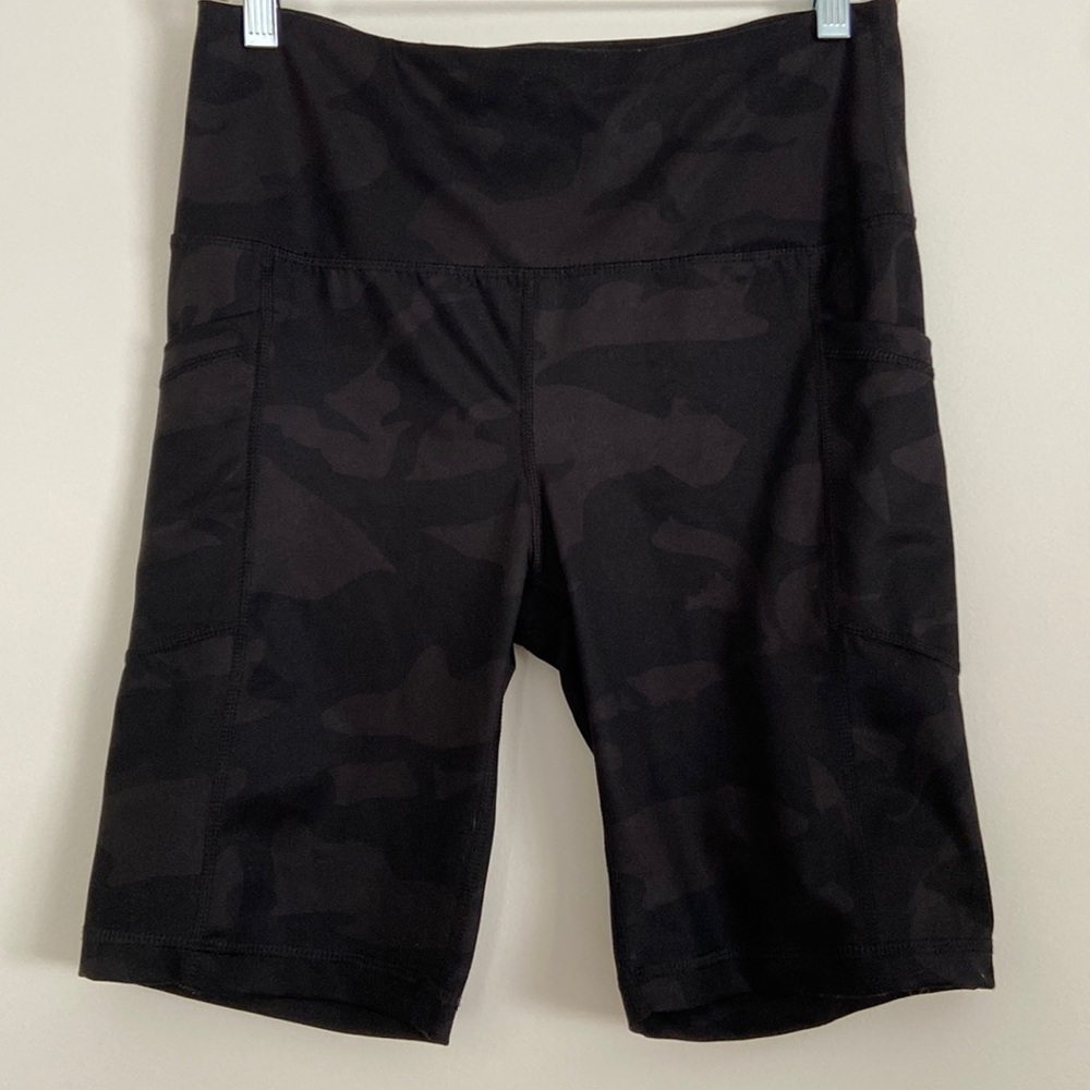 Yogalicious || Camo shorts